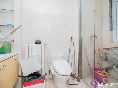 國(guó)際花園低總價(jià)精裝二手房，廚衛(wèi)設(shè)施齊全，安家青島理想選擇